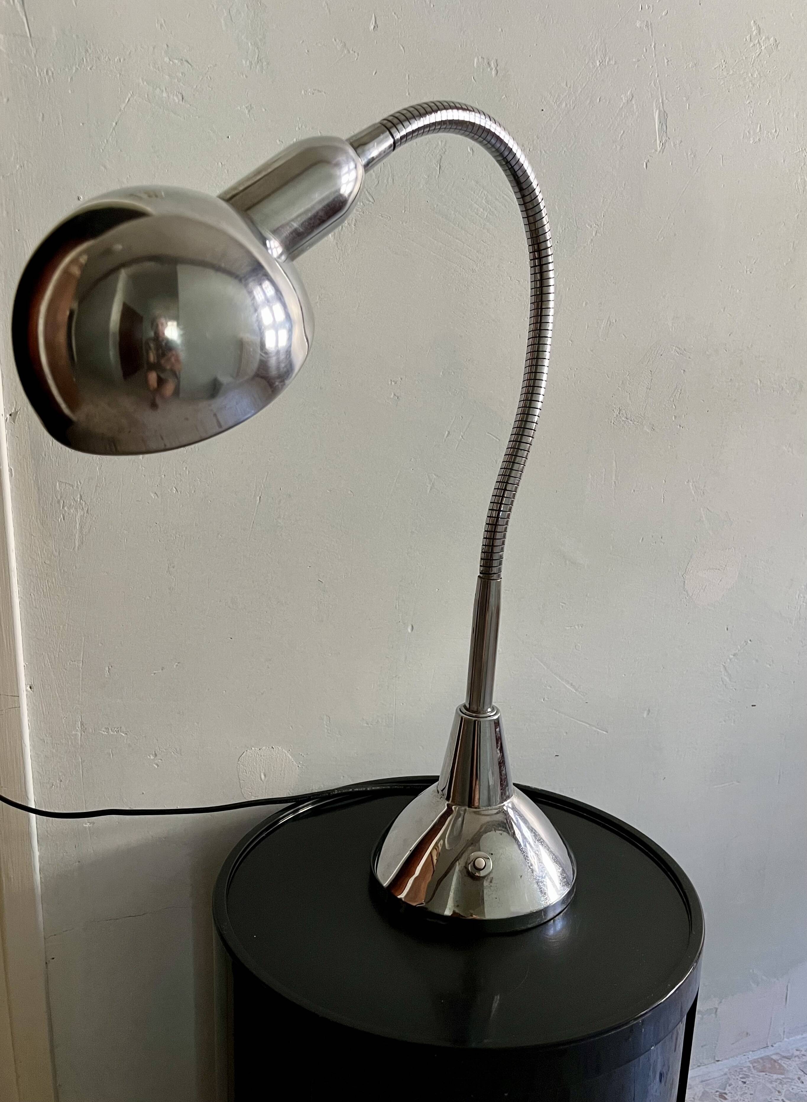 Lampe de bureau en acier chromé
