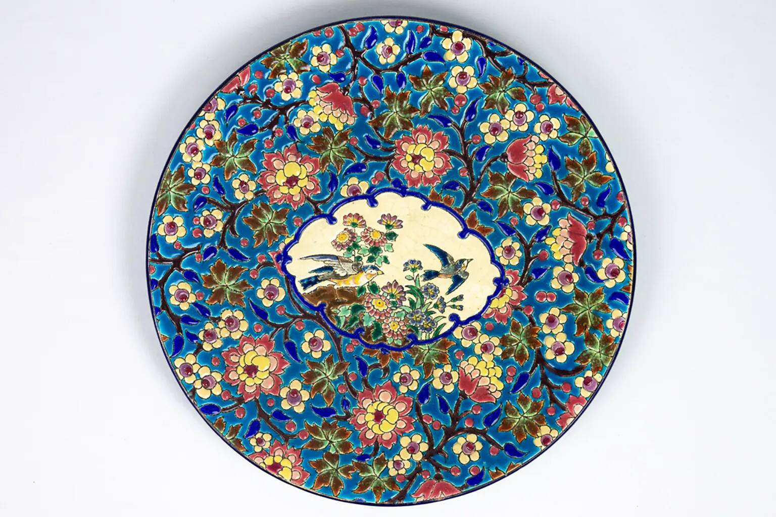 Plat en émaux de Longwy – Décor d’oiseaux et fleurs polychromes – 1950