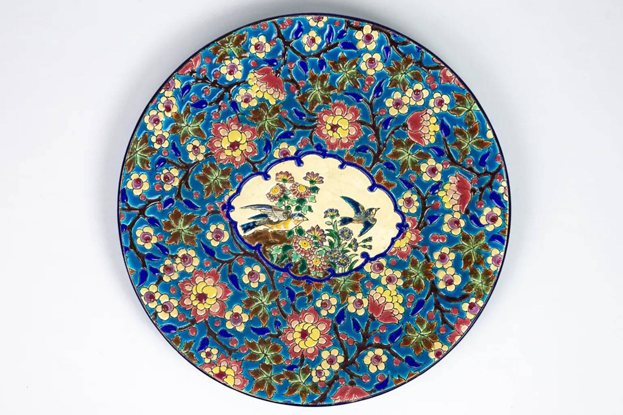 Plat en émaux de Longwy – Décor d’oiseaux et fleurs polychromes – 1950