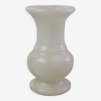 Petit vase en marbre blanc