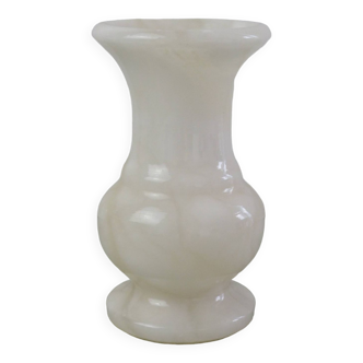 Petit vase en marbre blanc