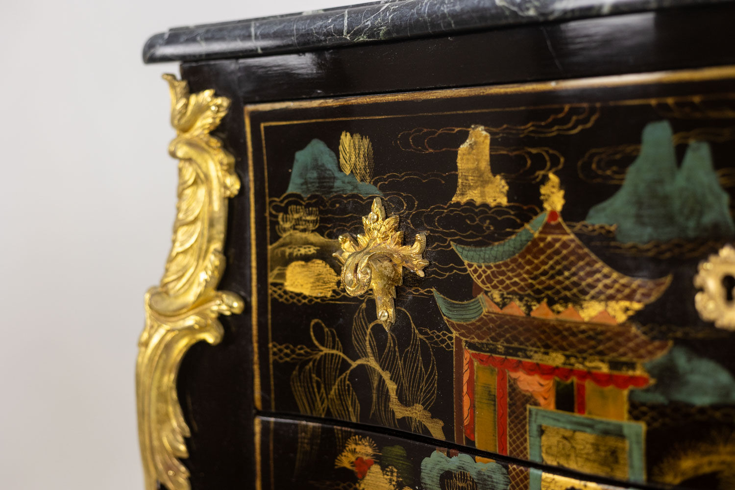 Commode sauteuse de style Louis XV en laque. Années 1950.