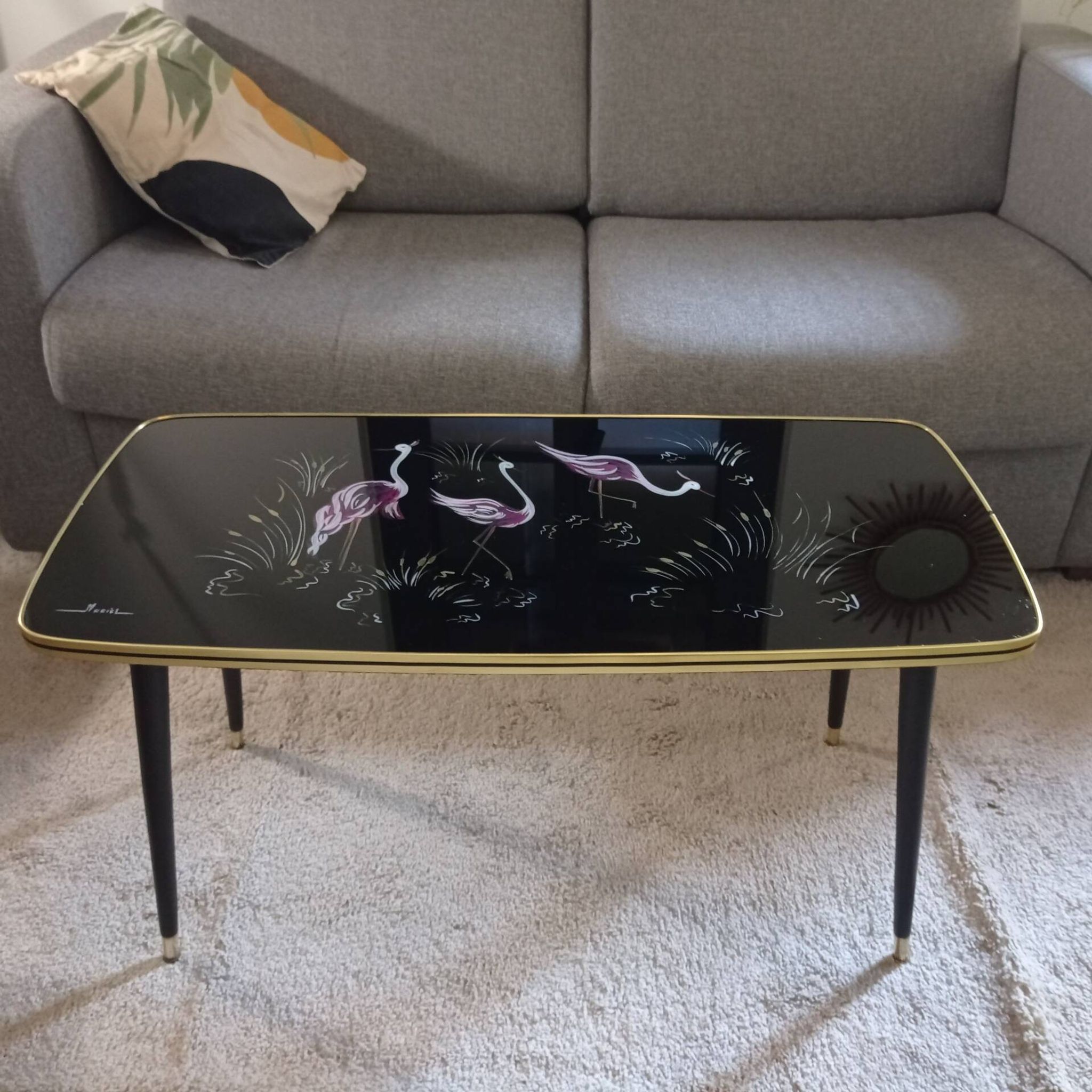 Vintage coffee table with tapered legs.
