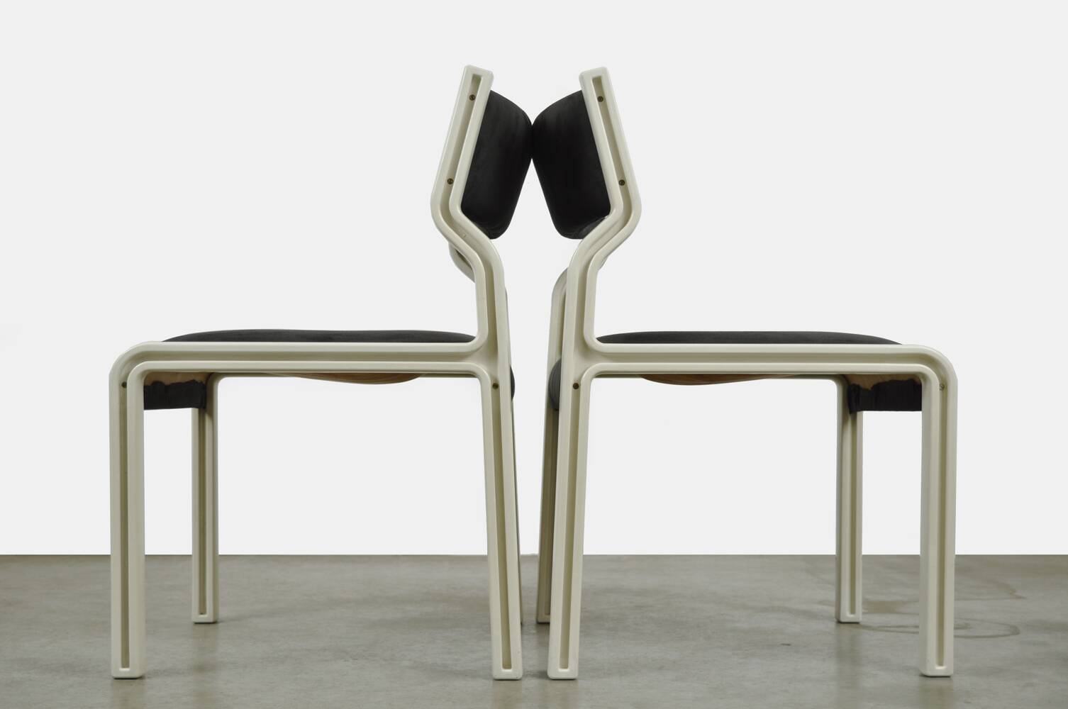 🟡 PASTOE plastic dining table chairs, Pierre Mennen, 70s Netherlands