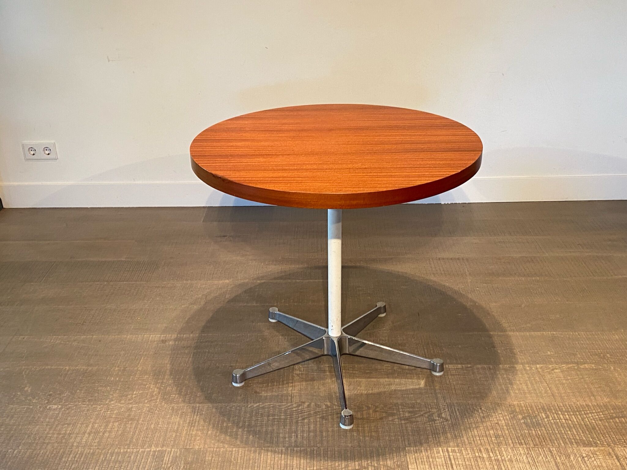 Early Round Dining teak table By Ray and Charles Eames for Herman Miller, 1950s