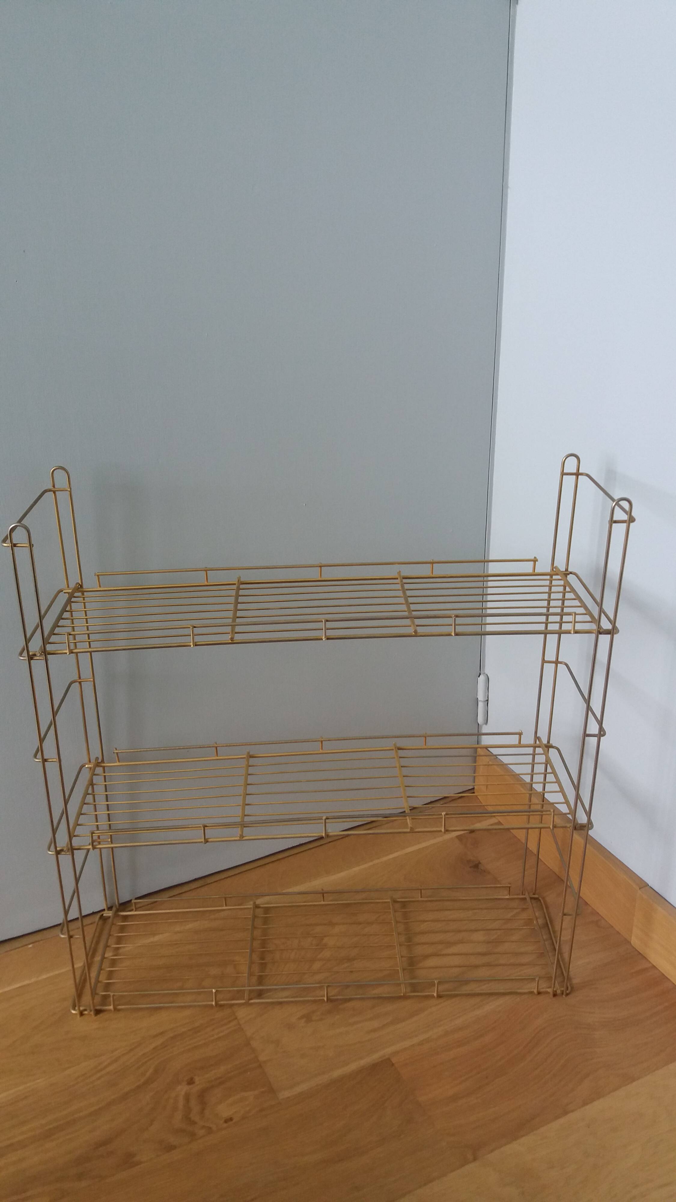 String shelf in golden metal wires