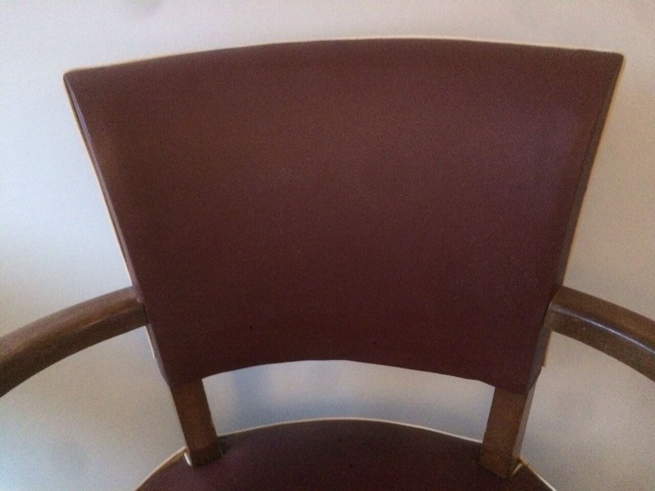 Skai chair binds wine and wooden footpieces and armrests