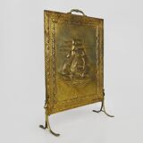 Fireplace screen in repoussé brass with a sailing boat. 1960s.