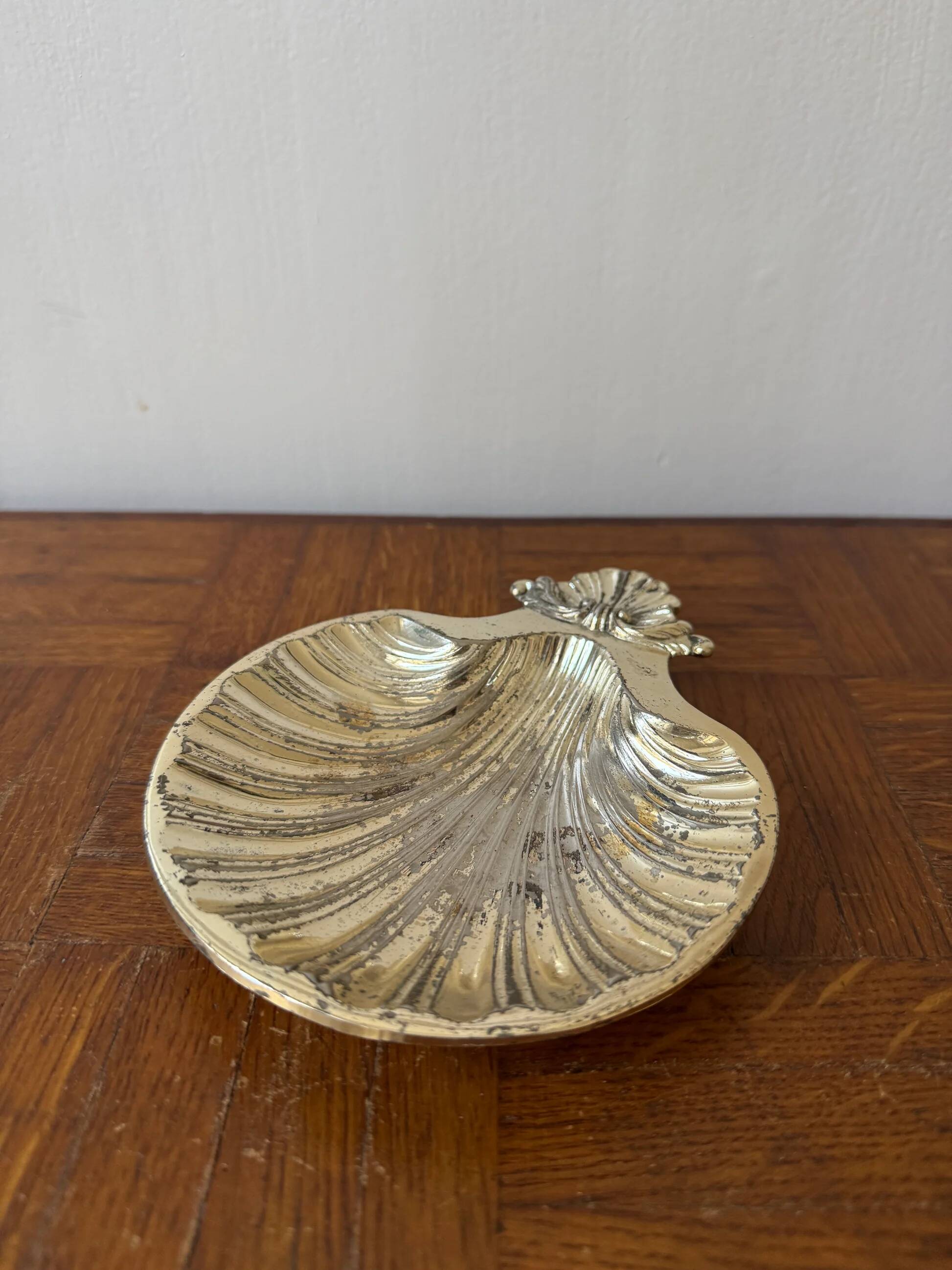 Silver-plated shell dish