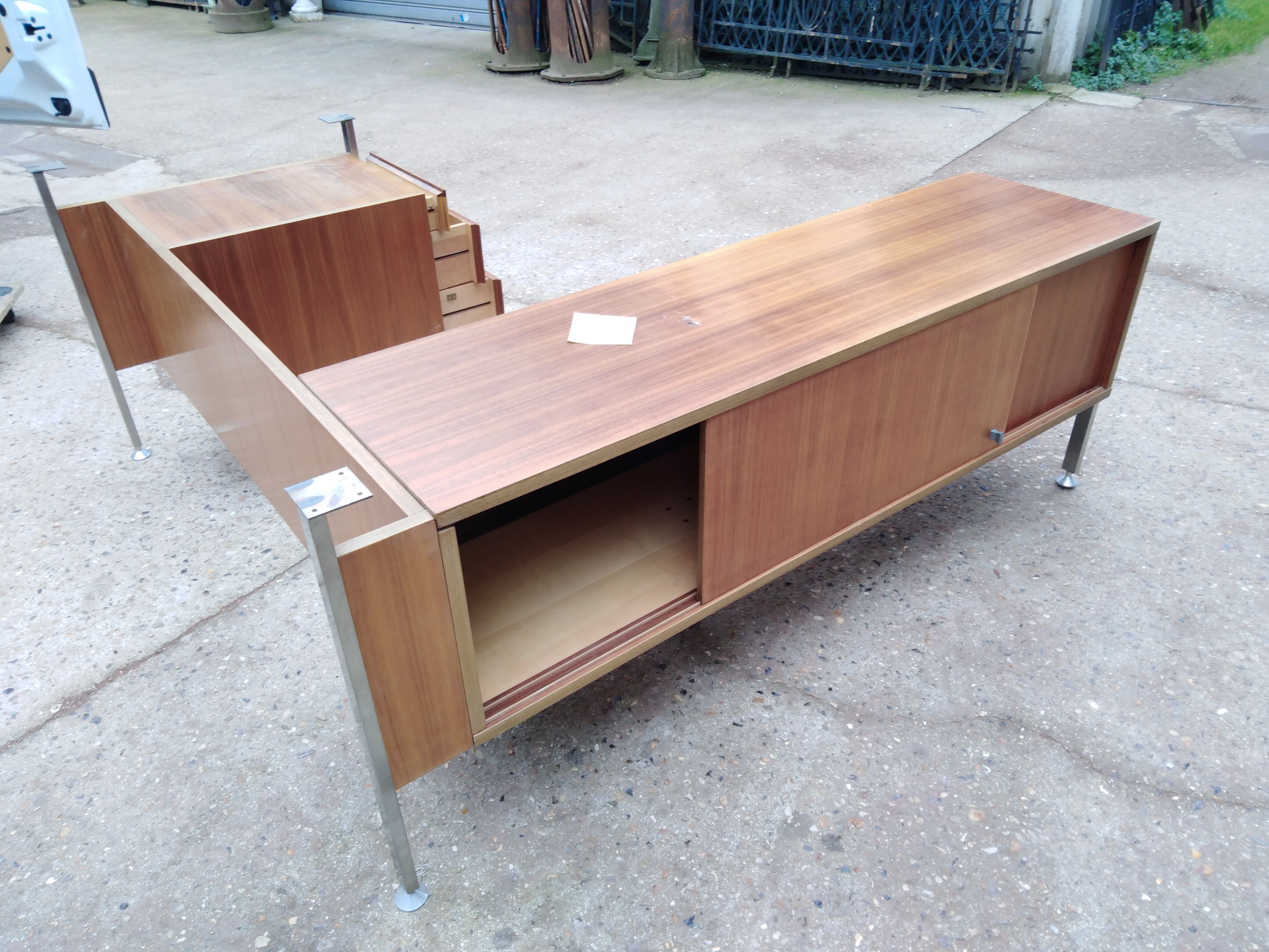 Grand Bureau design 1970 with return. light wood and chrome pietement