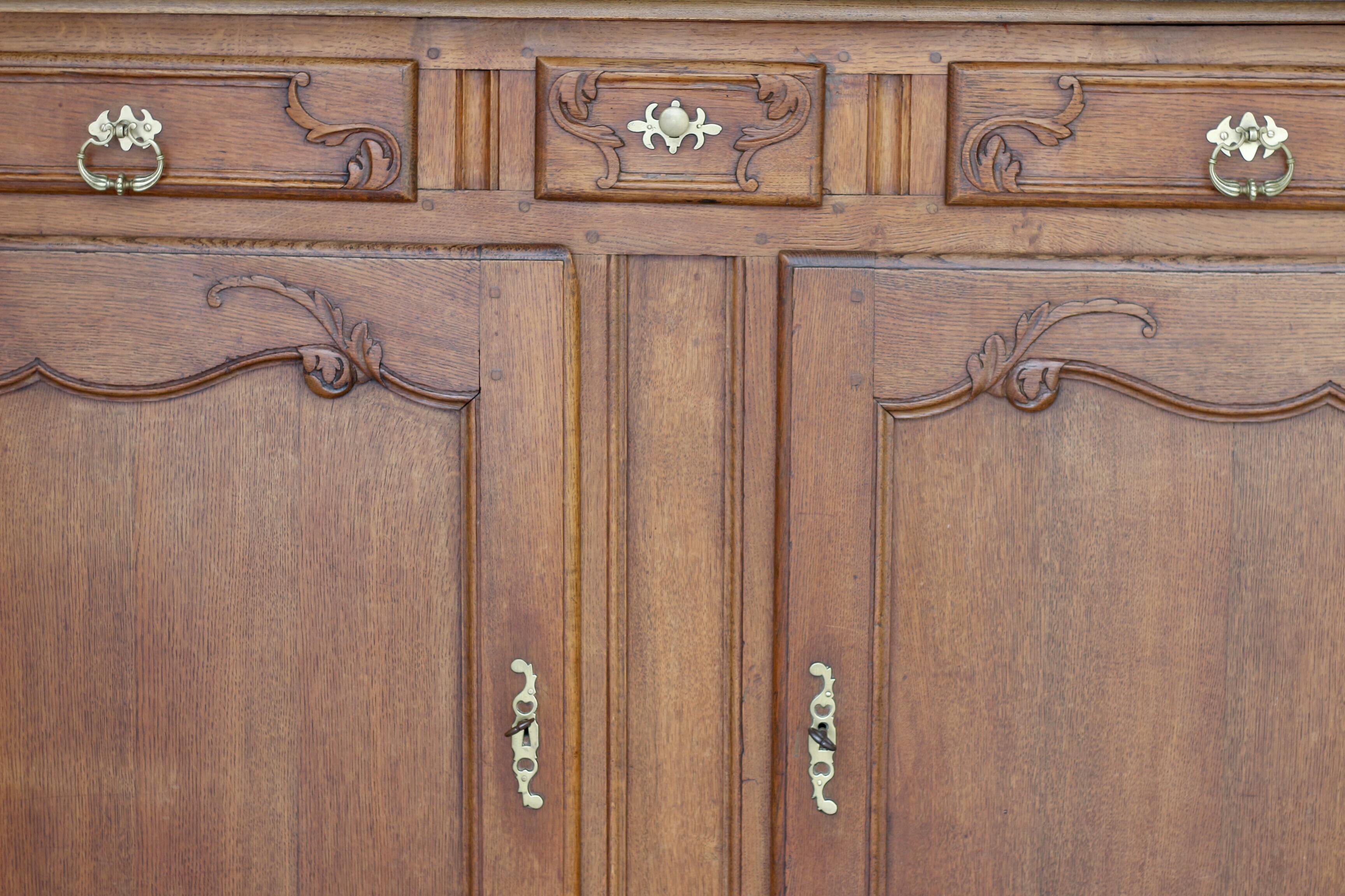 Somptueux buffet en chêne massif, travail provincial du XVIIIeme siècle