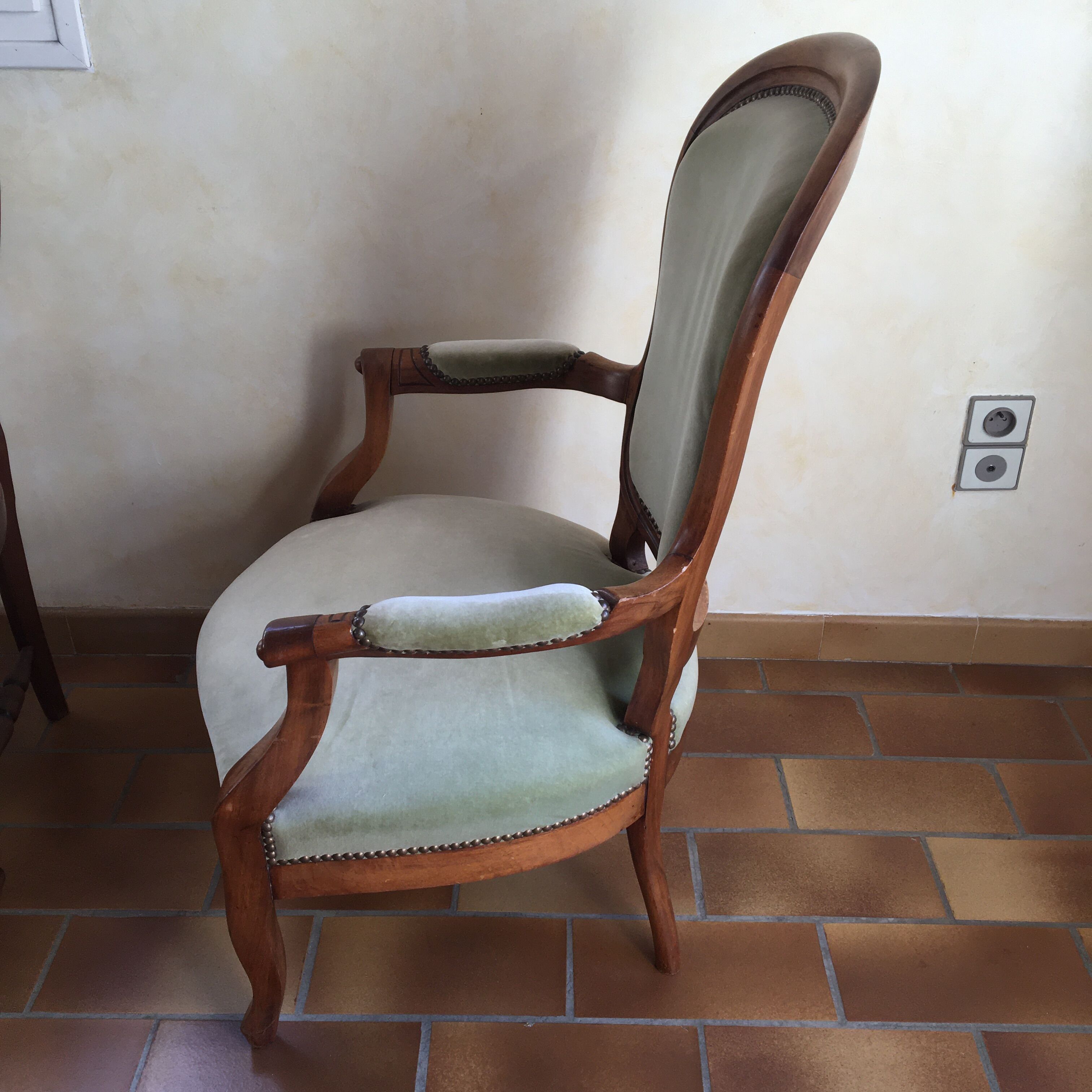 Fauteuil Voltaire velours vert amande Louis Philippe