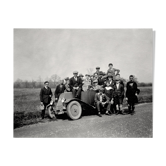 Photographie d'une Renault 6CV avec 23 admirateurs dont un prêtre