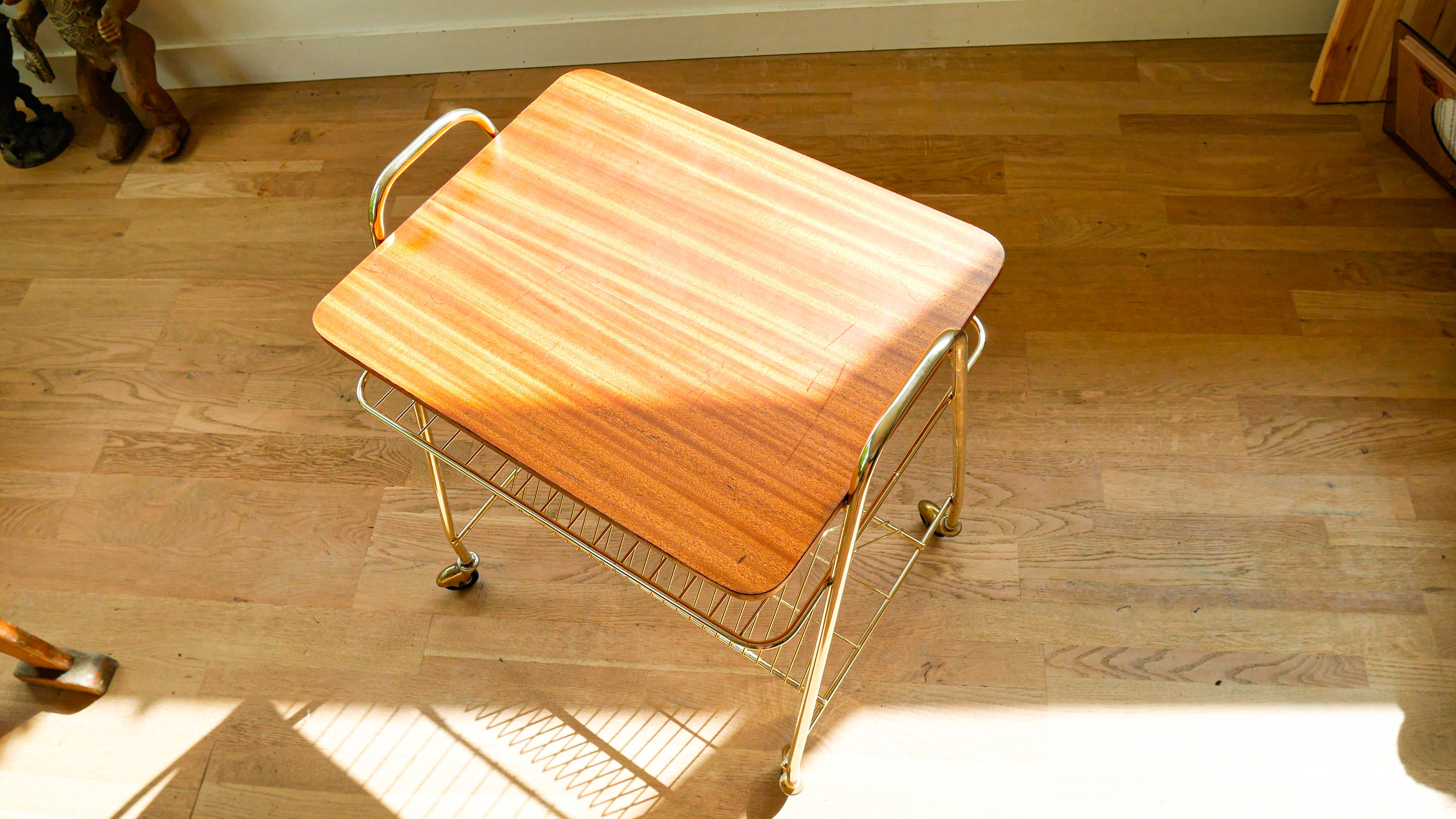 Vinyl service in gilded metal, with wooden top