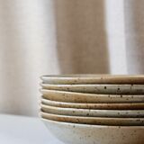 7 assiettes en grès moucheté