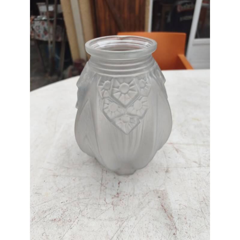 Art Deco vase made of opalescent moulded glass