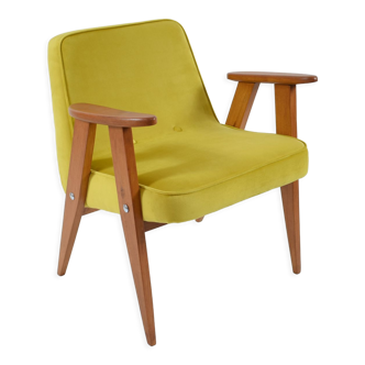 Fauteuil 366 designer J. Chierowski icône des années 60, velours jaune