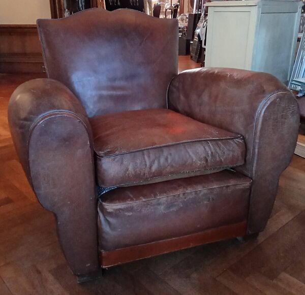 Ancien grand fauteuil club modèle moustache