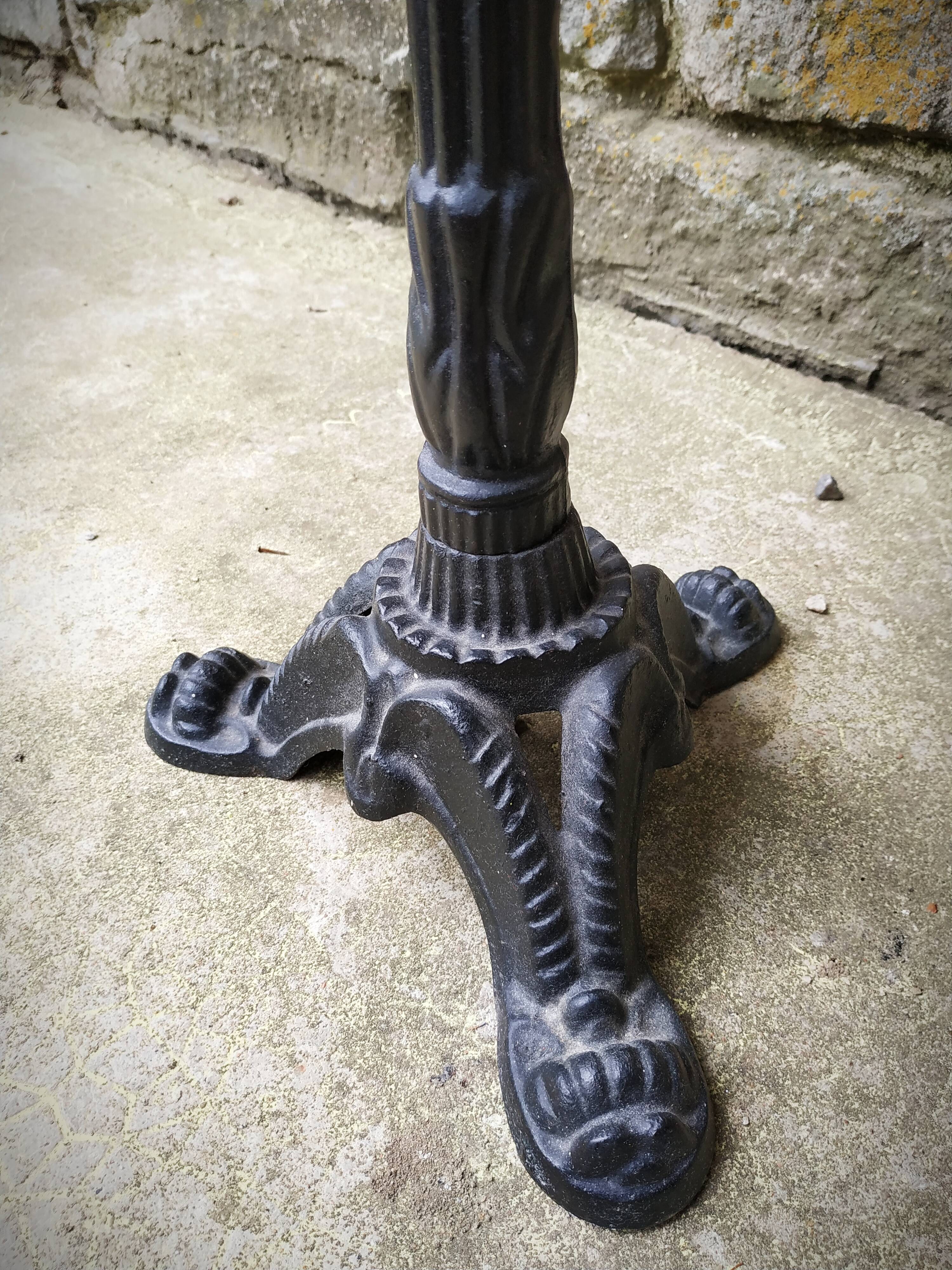 Small pedestal table in marble and cast iron