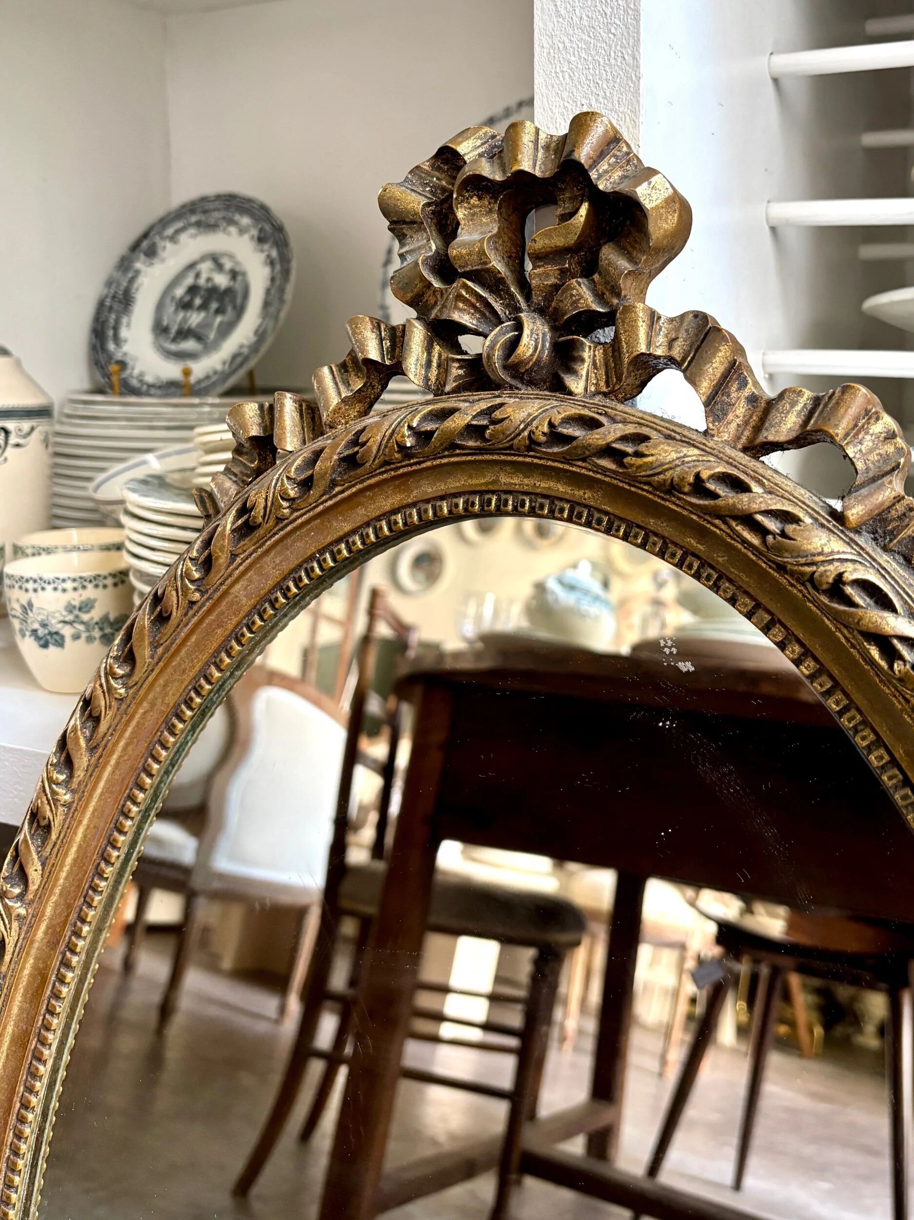 Miroir ovale classique doré à décor de noeud
