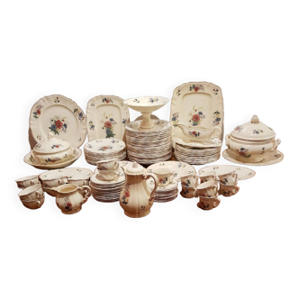 Earthenware tableware service.