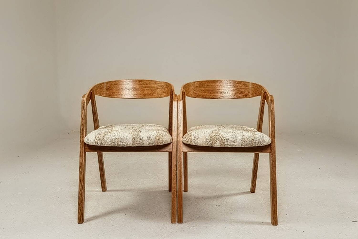 Paire de chaises scandinaves en chêne massif jaquard beige