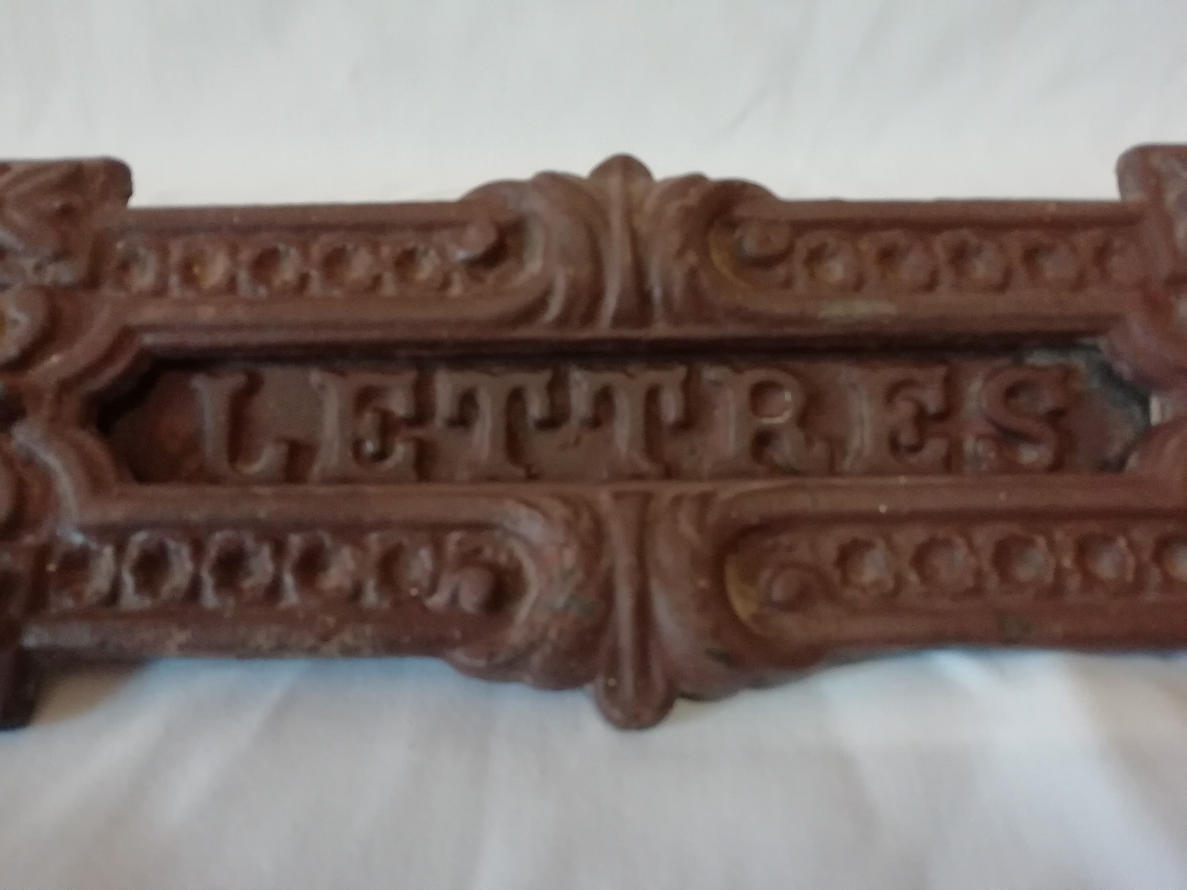 Cast-iron mailbox façade with fastening