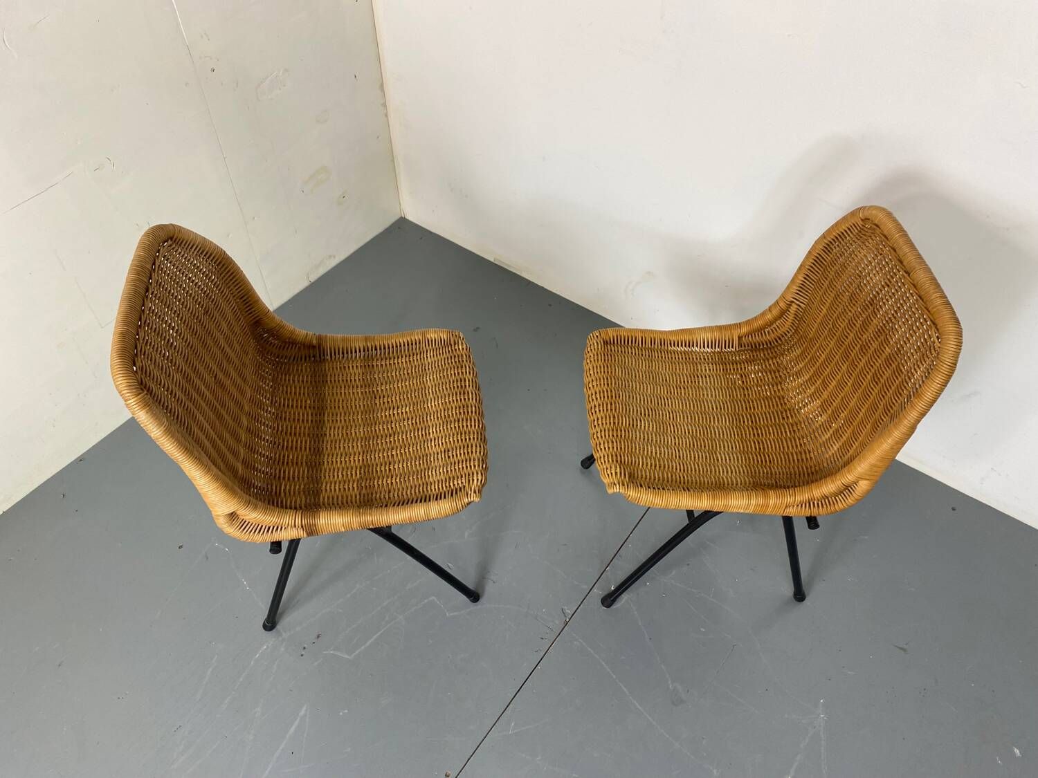 Set of 2 mid-century modernist wicker and black steel dining chairs, 1950s