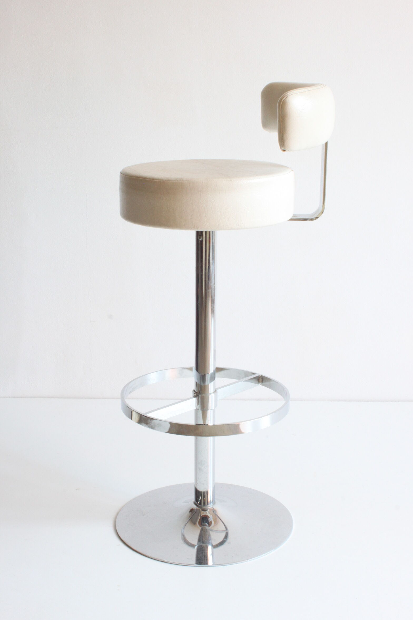 Chrome bar stool in white skai, 1960s.