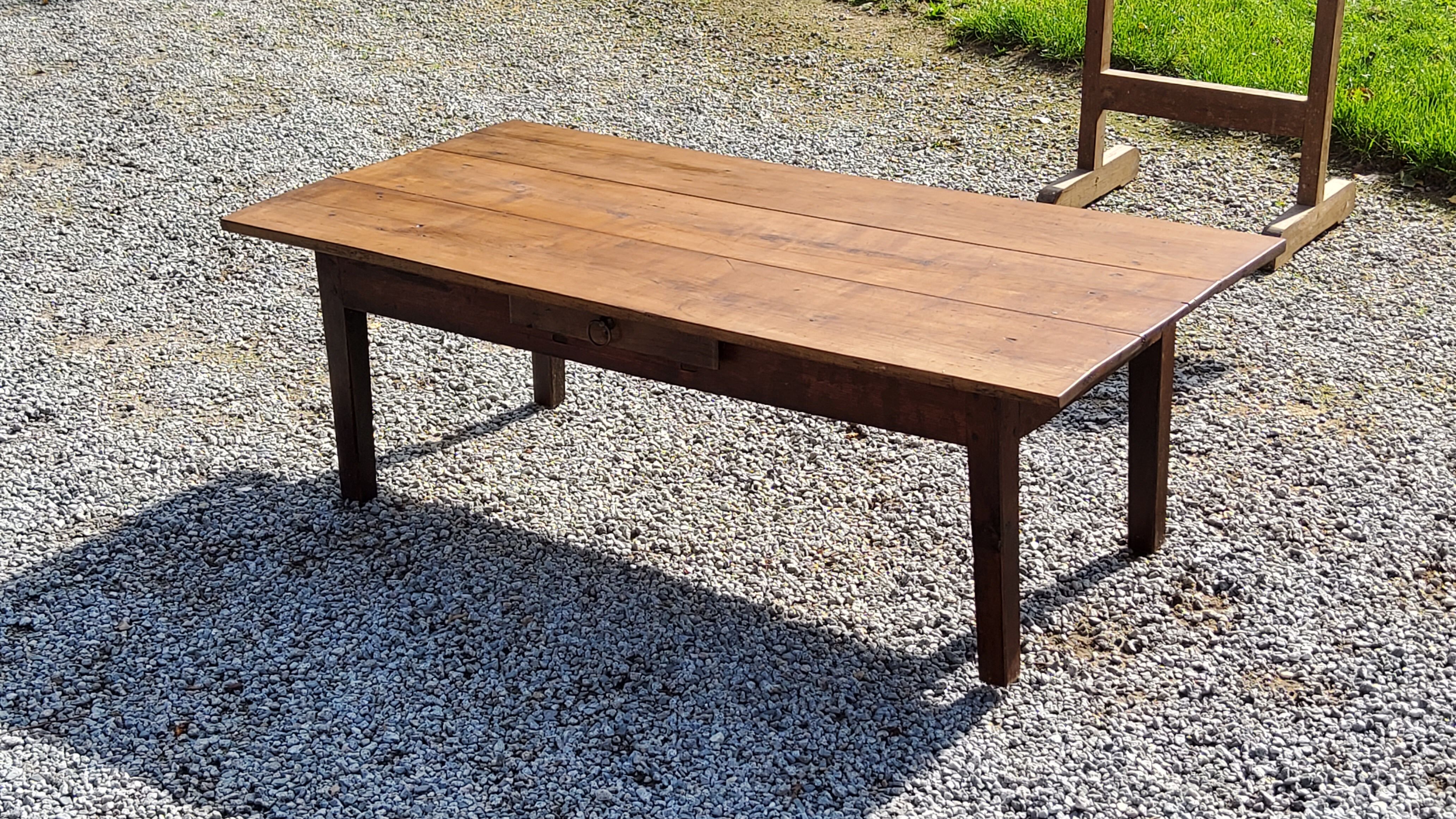 Table basse de ferme XIXième siècle plateau merisier piètement chêne 1 tiroir pieds fuseaux