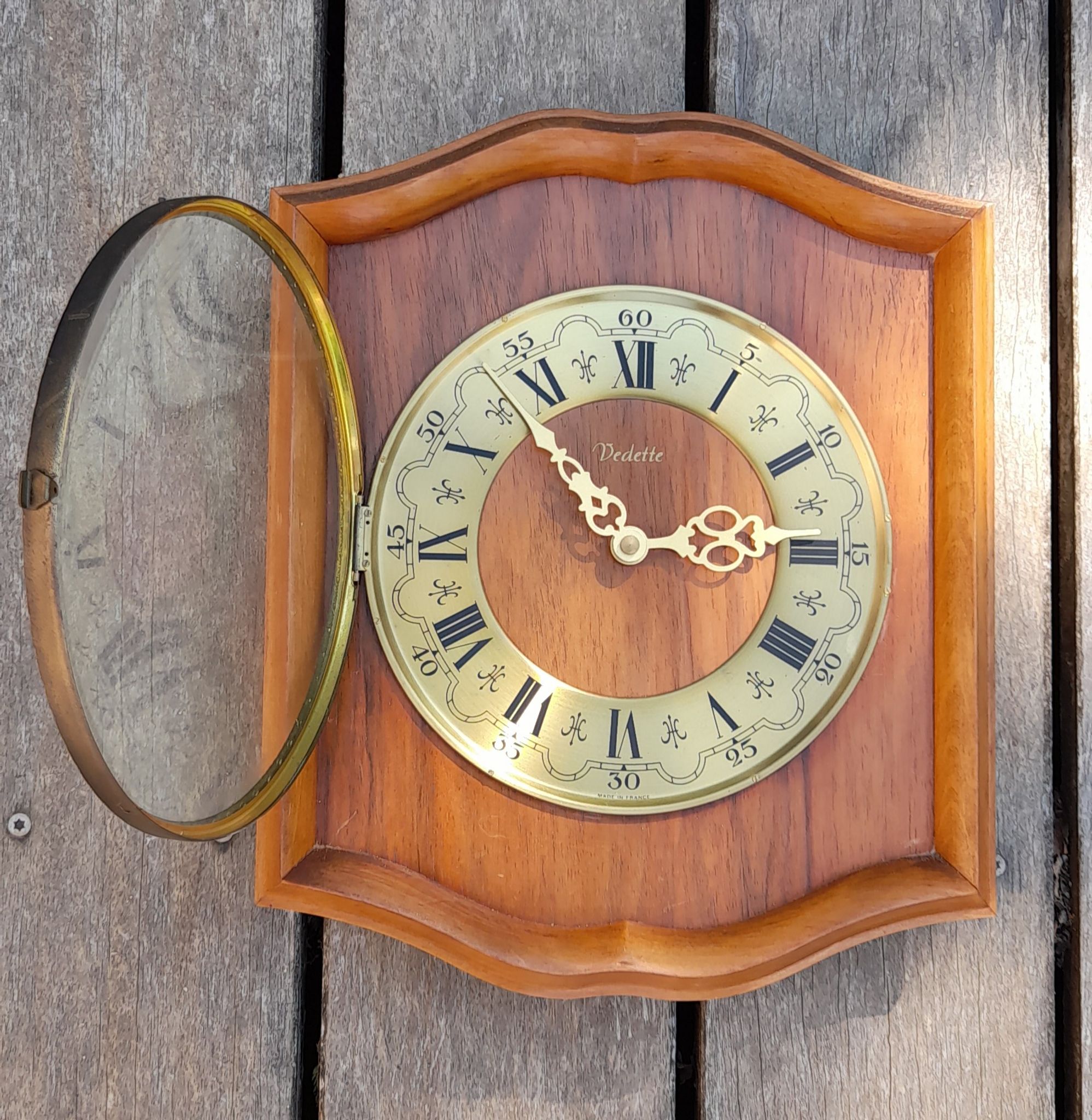 Wooden & brass wall clock, quartz star, retro chic country style - 1960