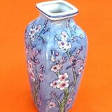 Asian porcelain vase with trendy bird decor / lotus flowers