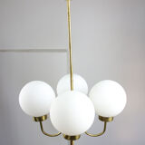 Lustre en laiton et verre opalin du milieu du siècle