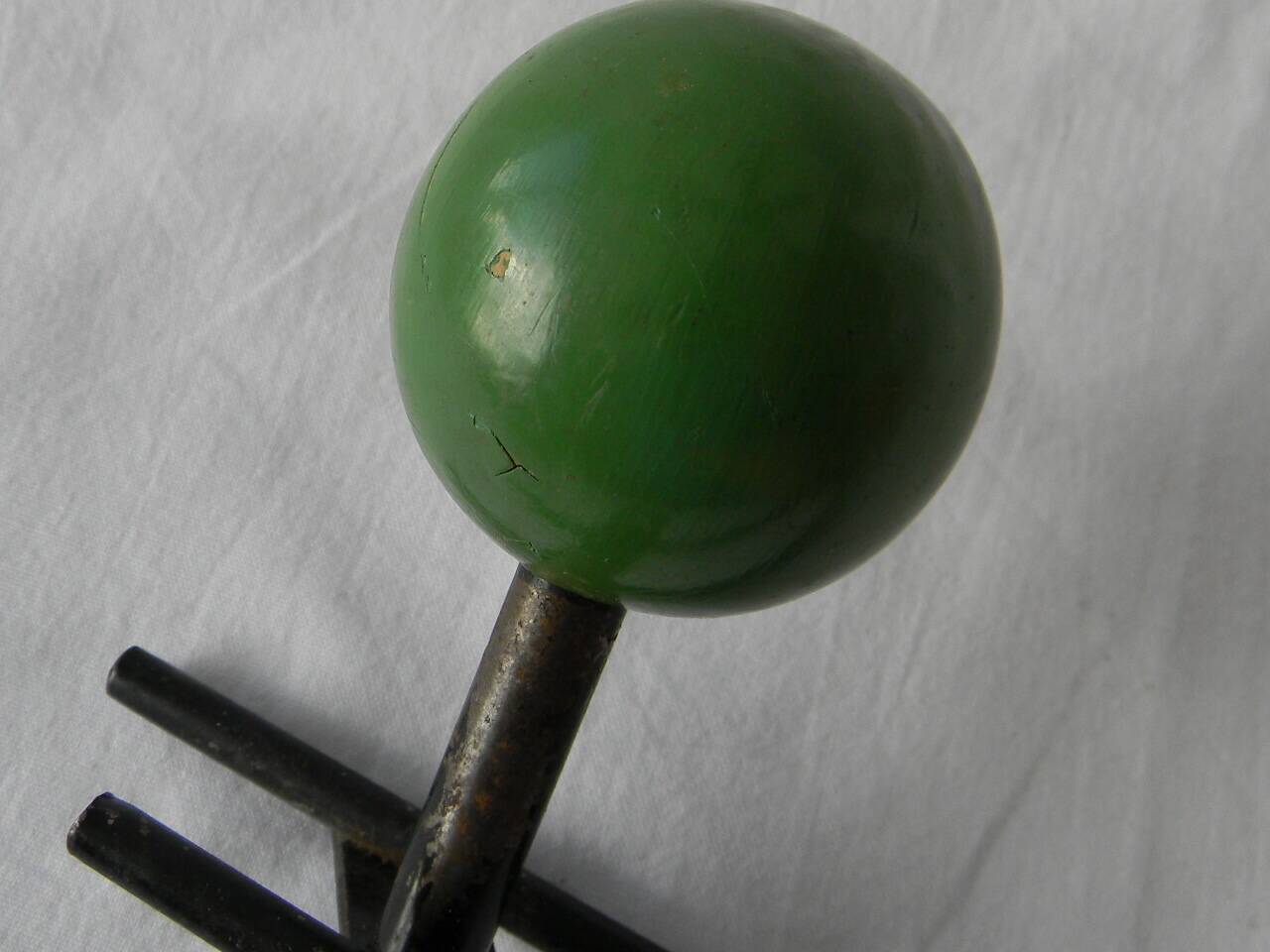 Petit porte manteau mural en fer forgé boules en bois.
