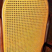 Fauteuil basculant dit rocking chair. Bois courbé et canage.