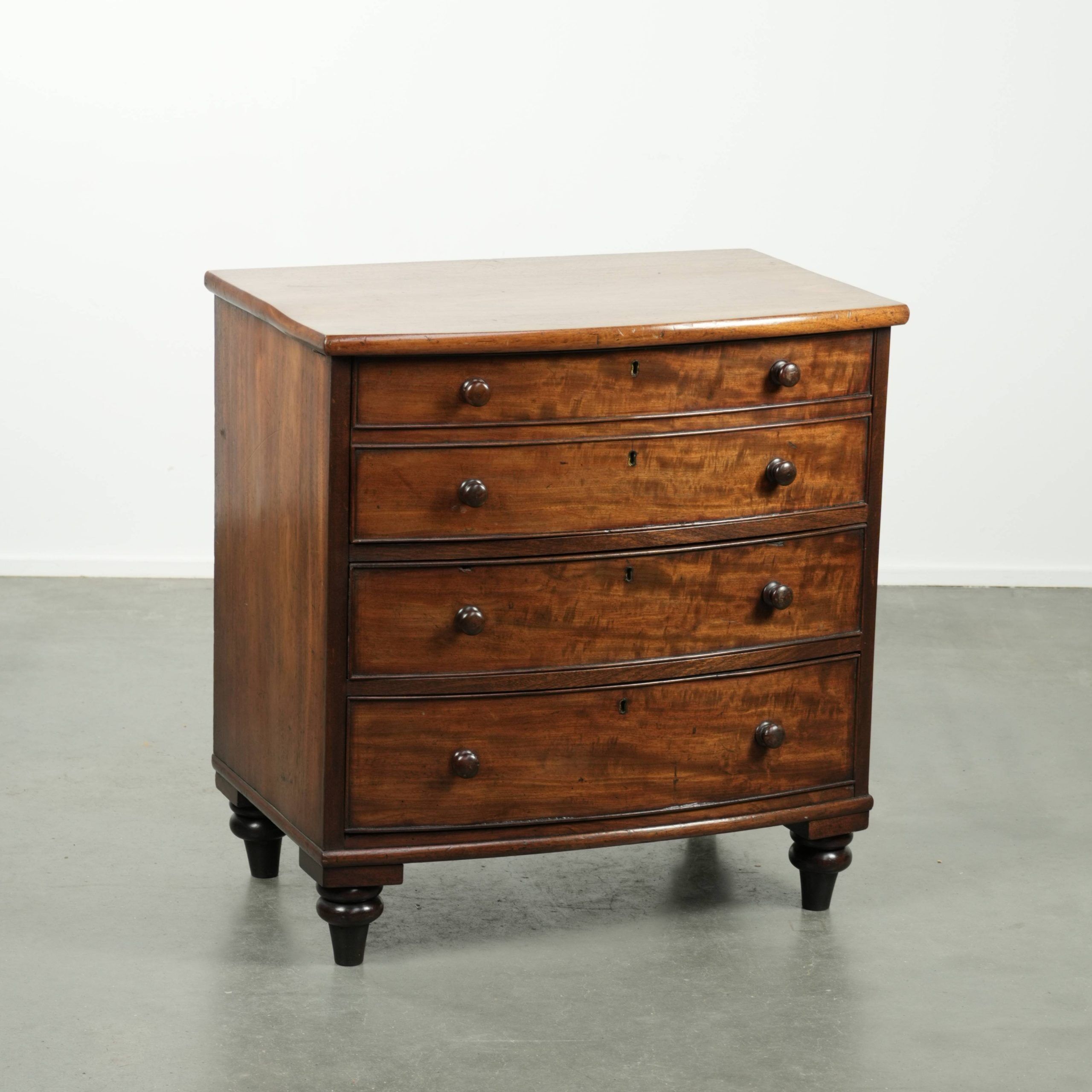Commode anglaise du 19e siècle en taille subtile et unique.