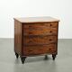 Commode anglaise du 19e siècle en taille subtile et unique.