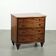Commode anglaise du 19e siècle en taille subtile et unique.