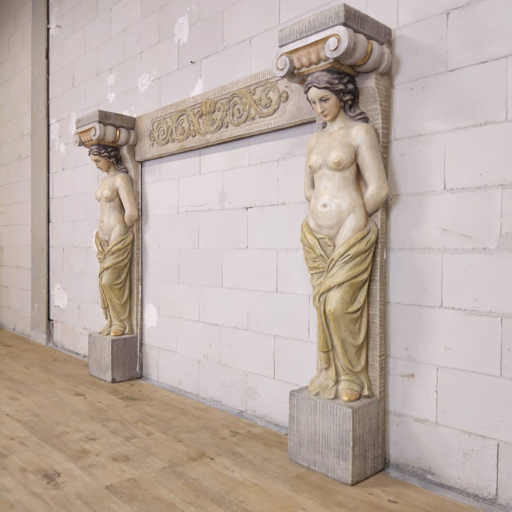 Cheminée en plâtre néoclassique avec des caryatides (femmes nues)