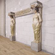 Cheminée en plâtre néoclassique avec des caryatides (femmes nues)