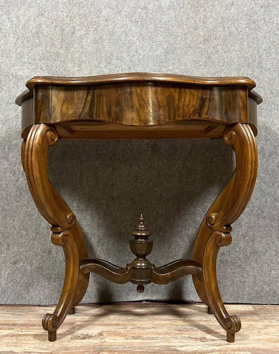 Console galbée époque Napoléon III en acajou vers 1850