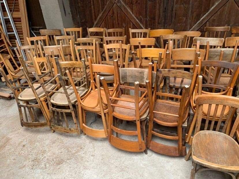 Lot de 45 chaises bistrot dépareillées en bois