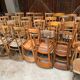 Lot de 45 chaises bistrot dépareillées en bois