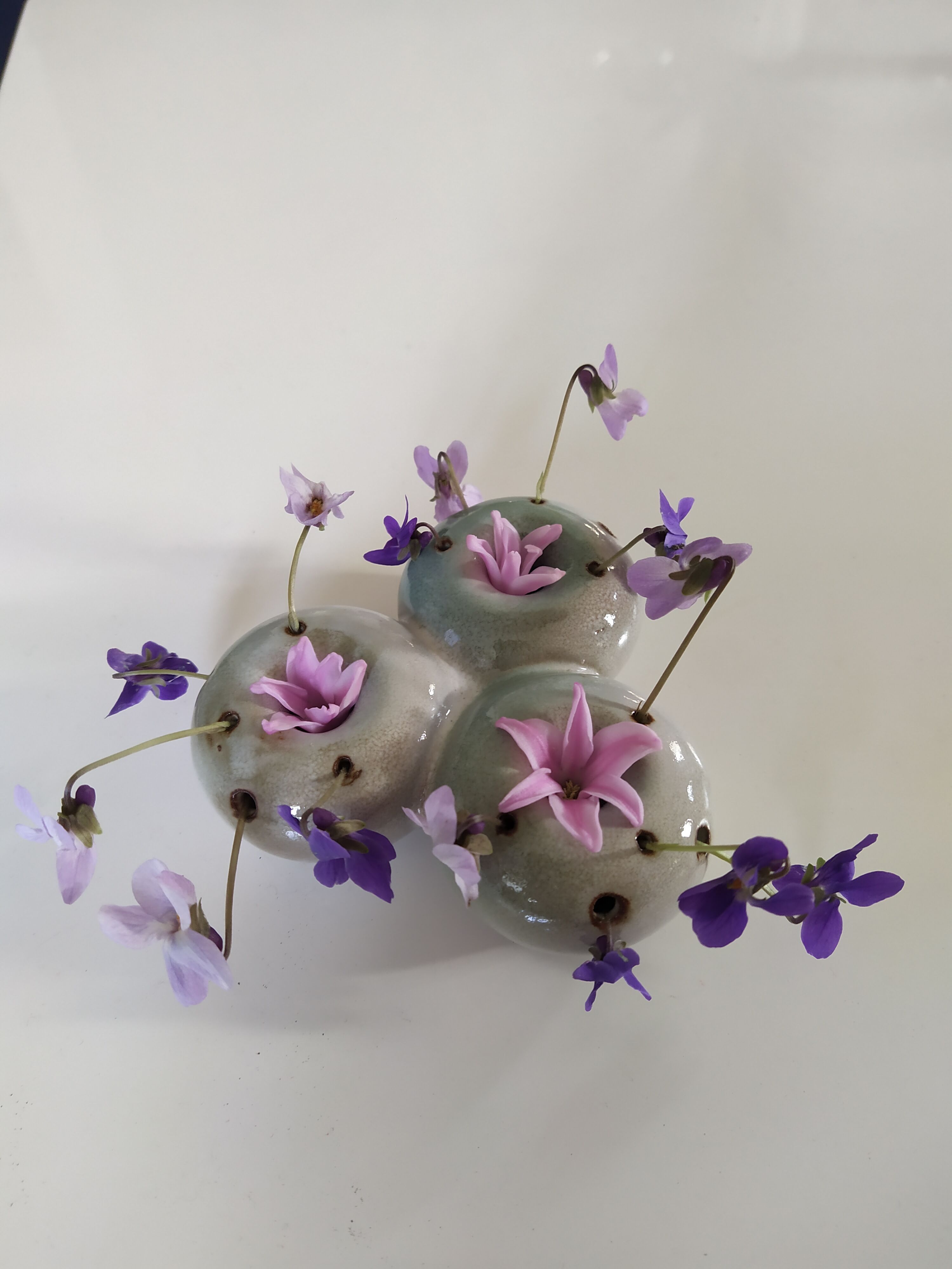 Vase pique flower signed