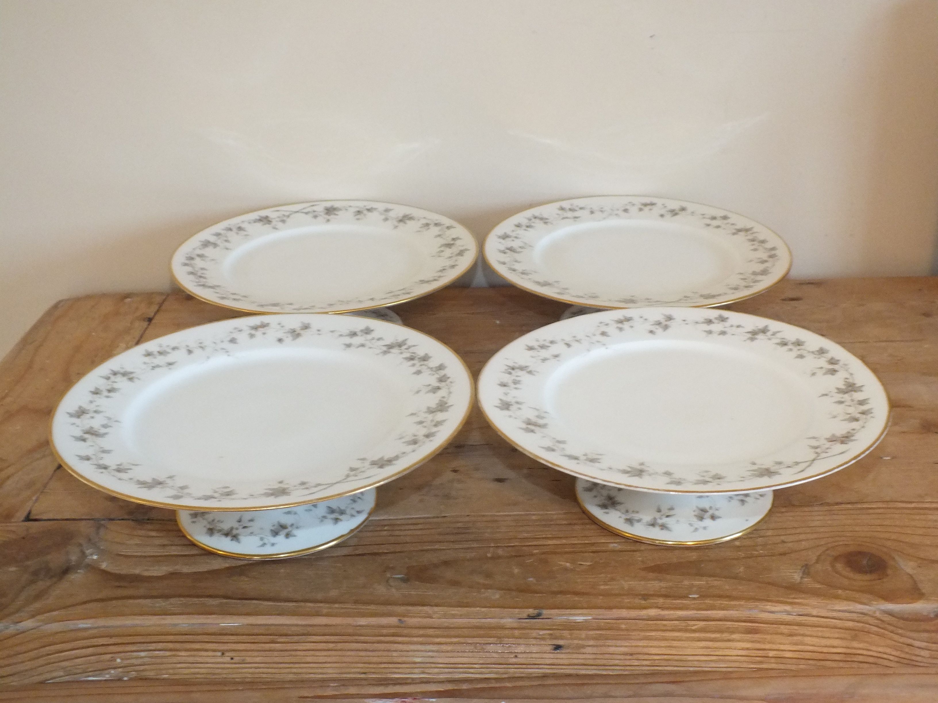 Set of 4 porcelain display cups of the depot rue Drouot in Paris