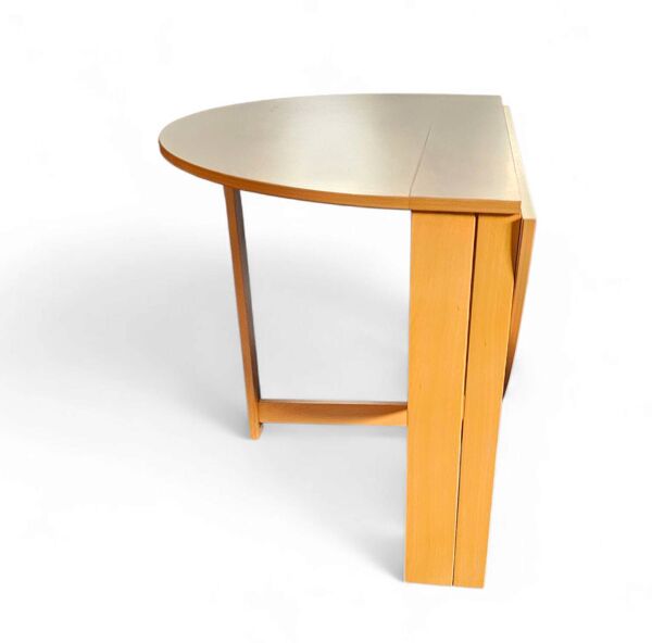 Table à manger pliante scandinave vintage avec rallonges latérales. Le plateau ovale est