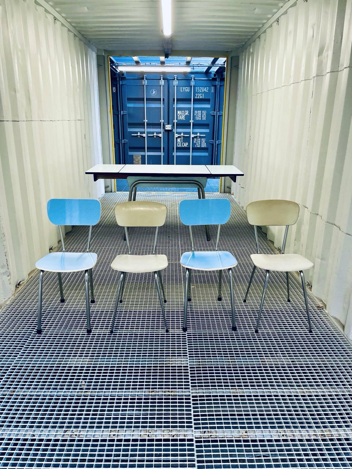 Blue vintage formica table - 4 chairs - extensions