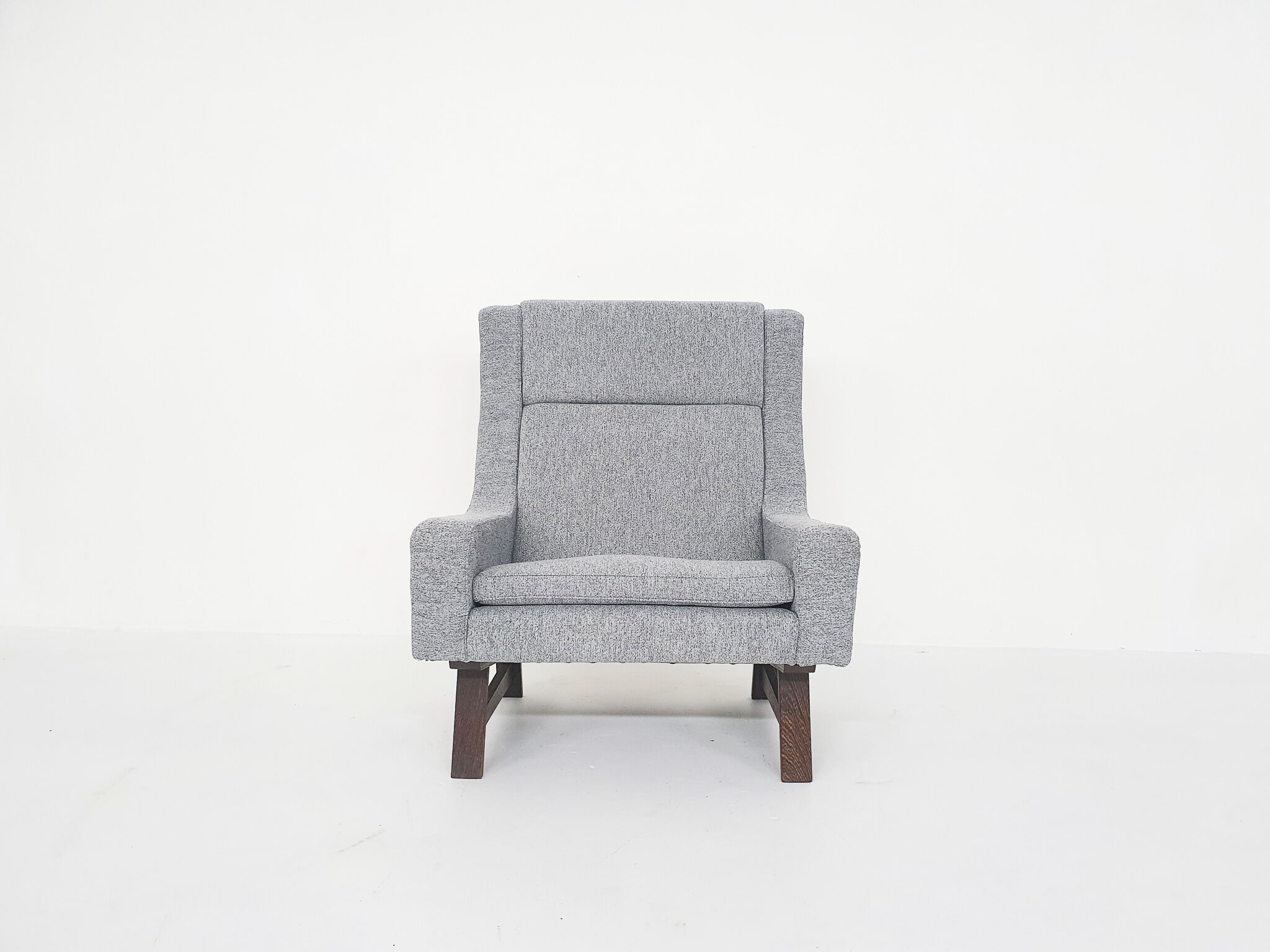 Set of two Dutch design lounge chairs with wenge feet