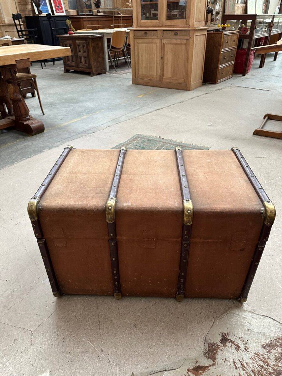 Old travel trunk "Be a Father" Lille