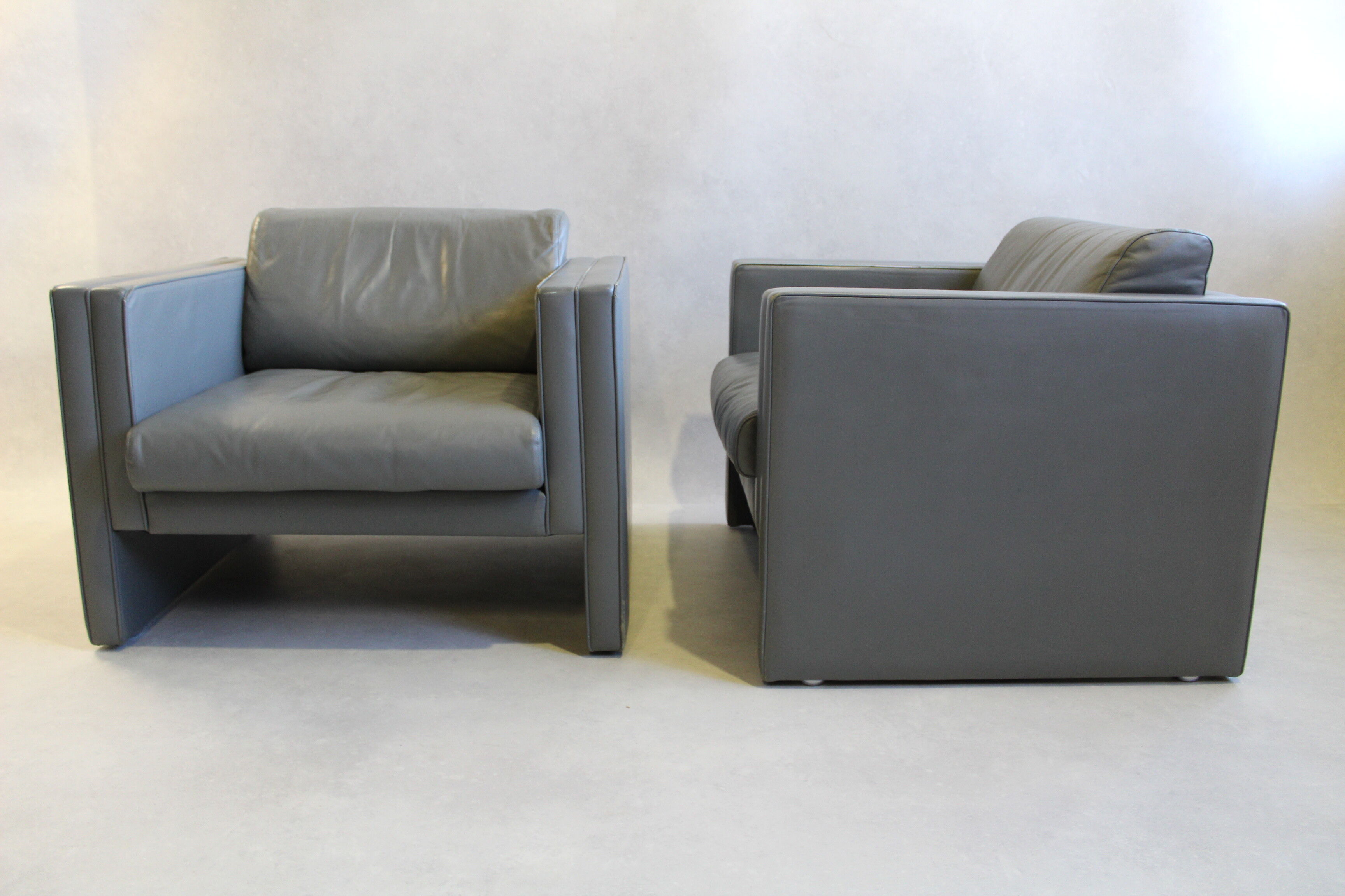 Pair of Walter Knoll gray leather armchairs design Jürgen Lange